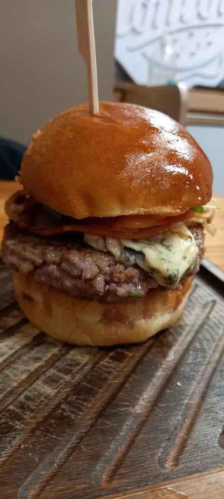 Heisenburger Steak Roquette Bleu d'Auvergne Bacon de Dinde Et Tomate Oignons Caramélisés